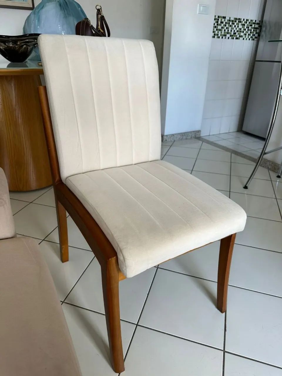 VENDO POR MOTIVO DE VIAGEM: Cadeiras; centro; Cadeiras de bancada e sofá  - Foto 2