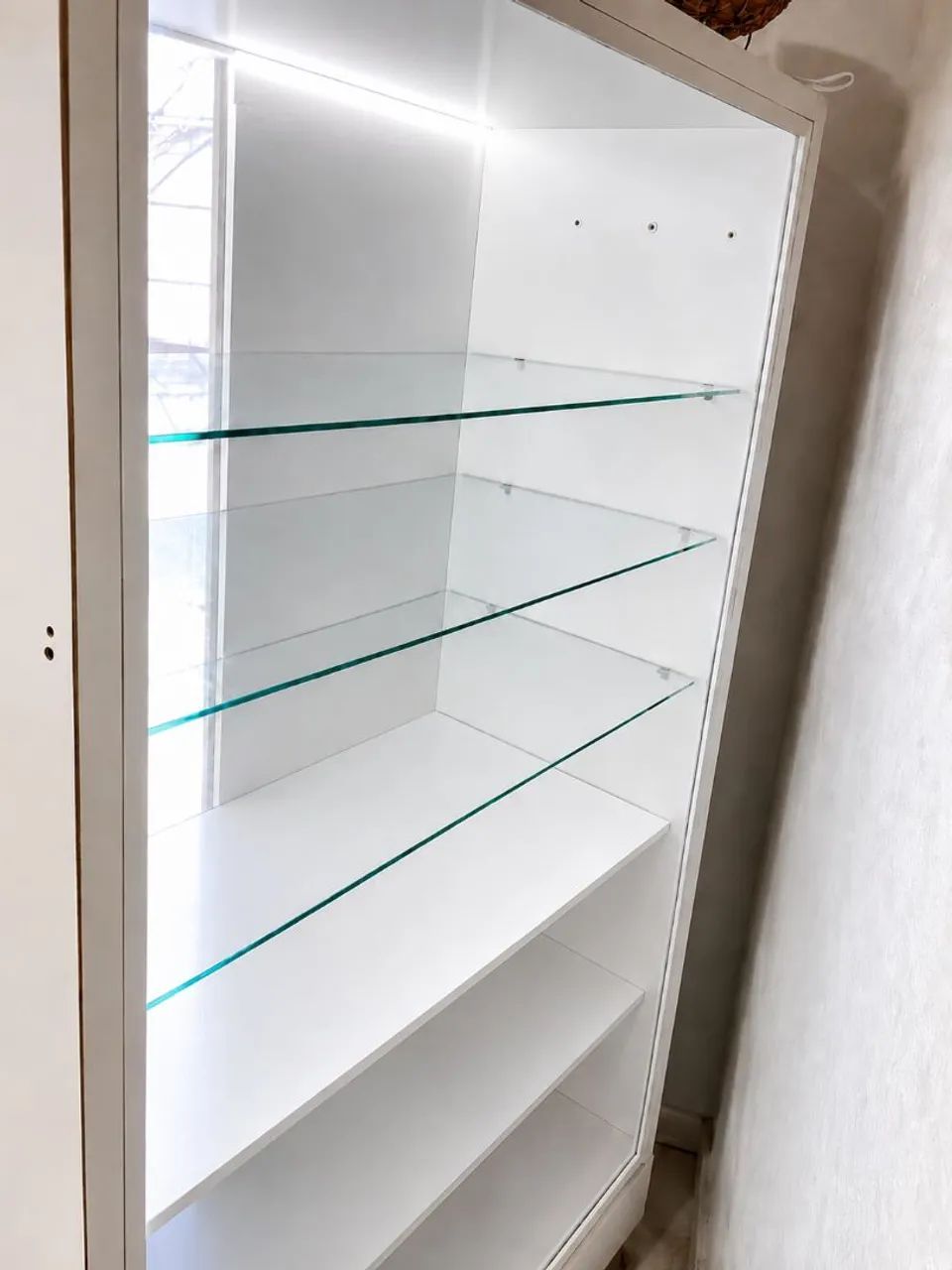 Vitrine Expositora com LED e Prateleiras de Vidro