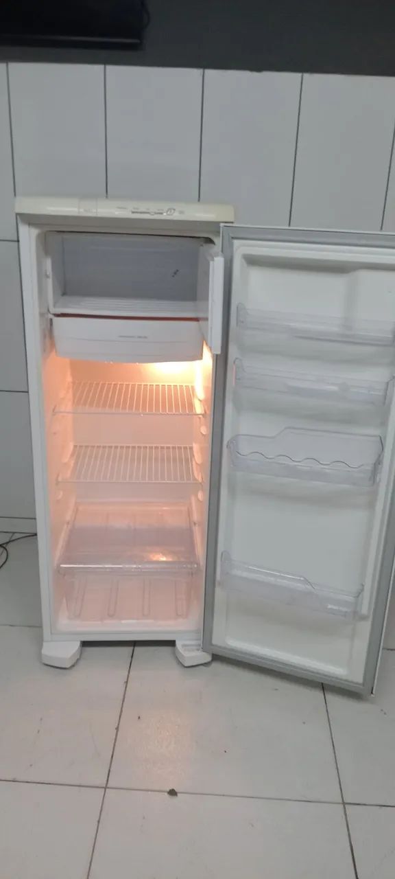 Vende uma geladeira Eletrolux  - Foto 4