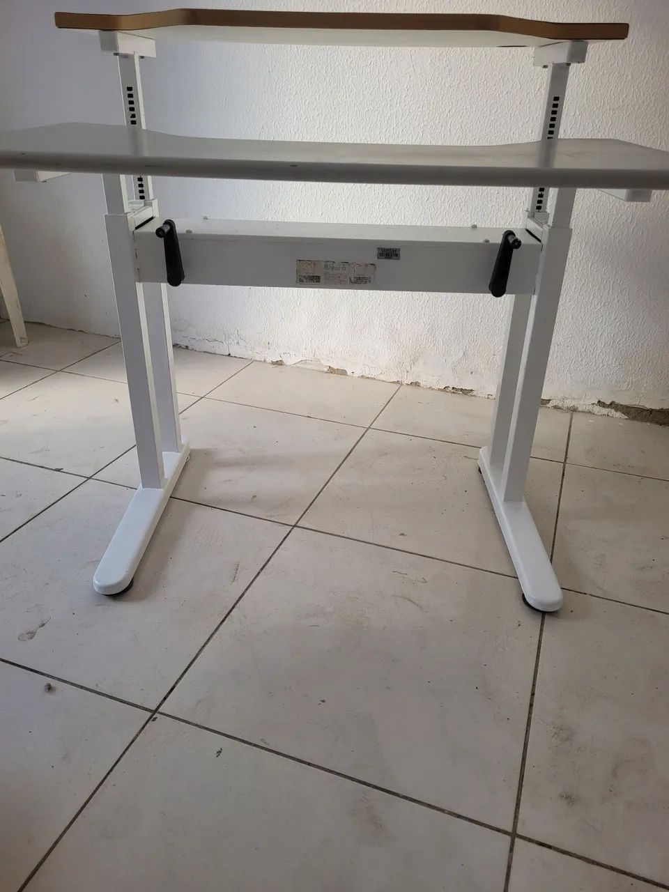 Mesa  com regulagem de altura  - Foto 3