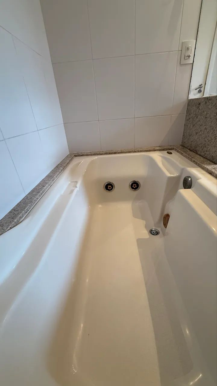 Jacuzzi Whirlpool Bathtub