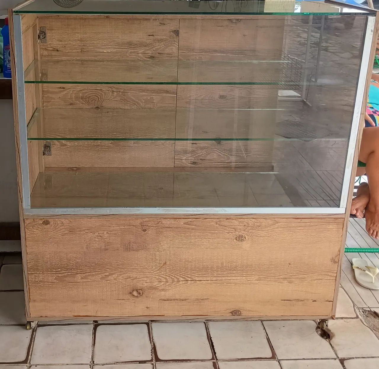 Expositor Vitrine em Madeira e Vidro (com Rodinhas)
