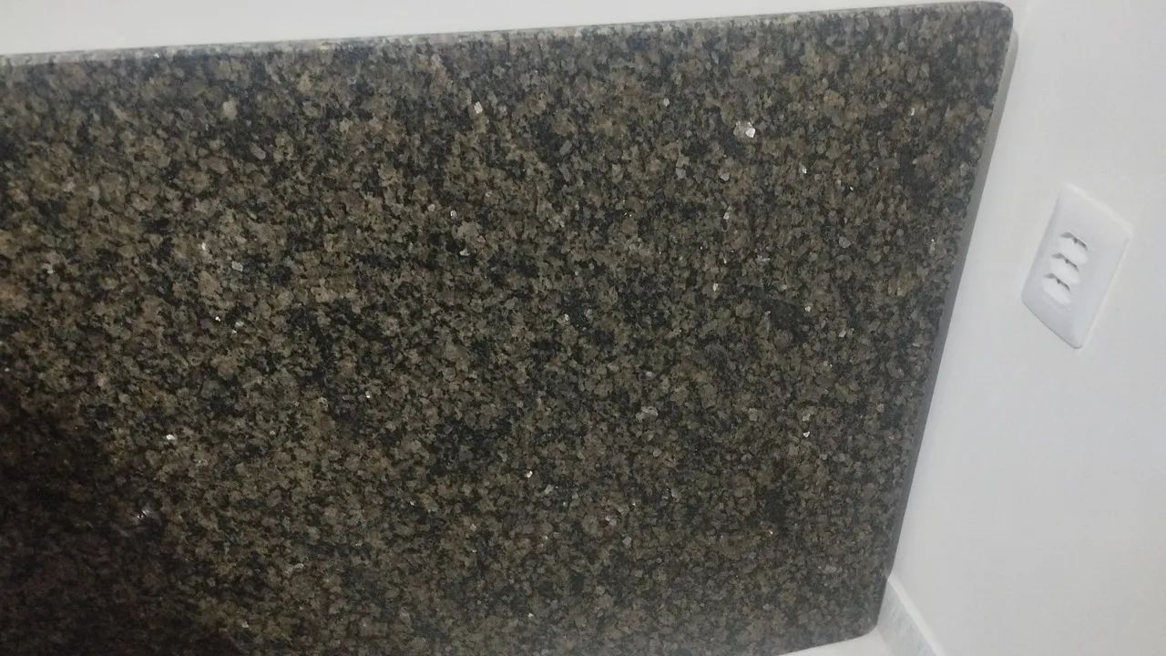 Mesa de mármore preta sem as cadeiras 