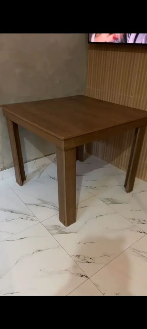 Vendo 1 mesa com 4 cadeiras