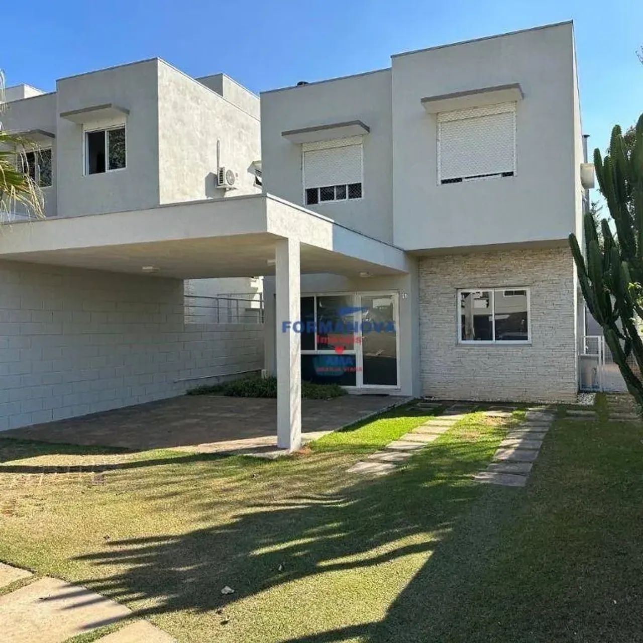 Casa com 3 Suítes à venda na Granja Viana