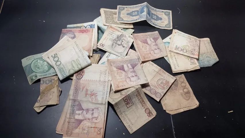 Cédulas antigas e +4kg de moedas