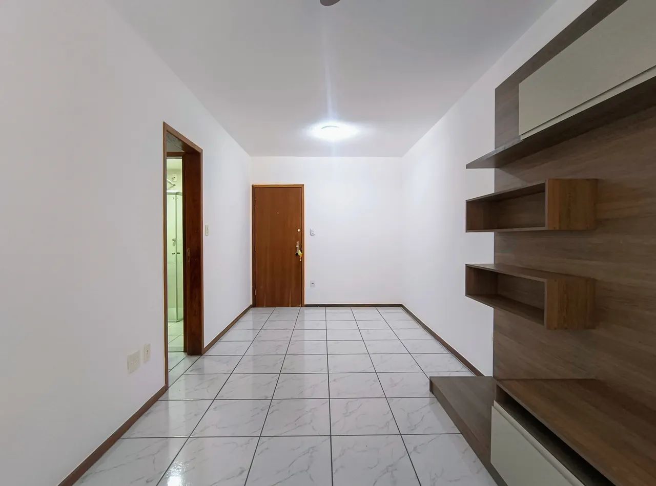 Um 2 quartos bem localizado e com vaga para locação - Foto 2