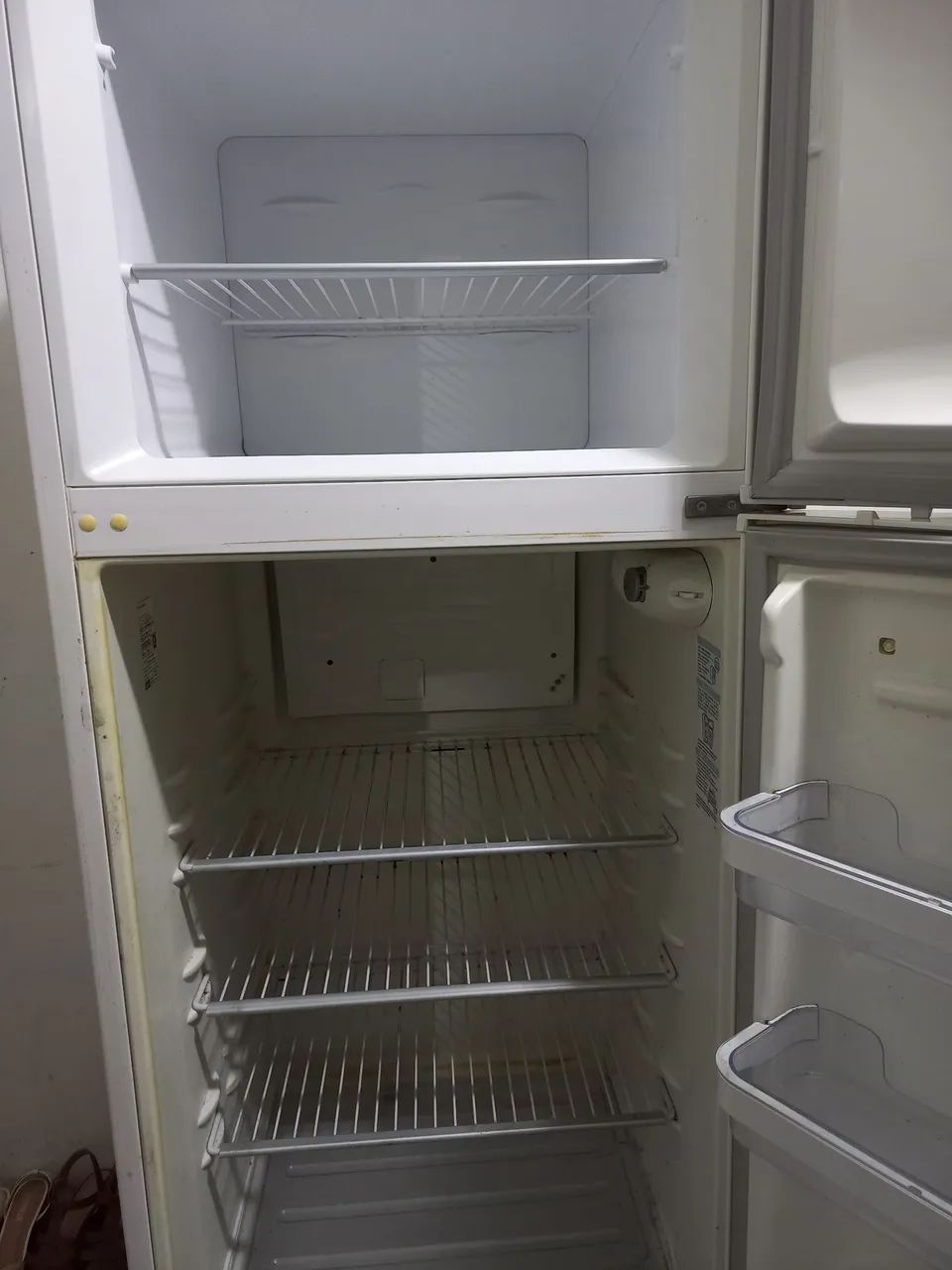 VENDE-SE GELADEIRA ELETROLUX COM DEFEITO.  - Foto 3