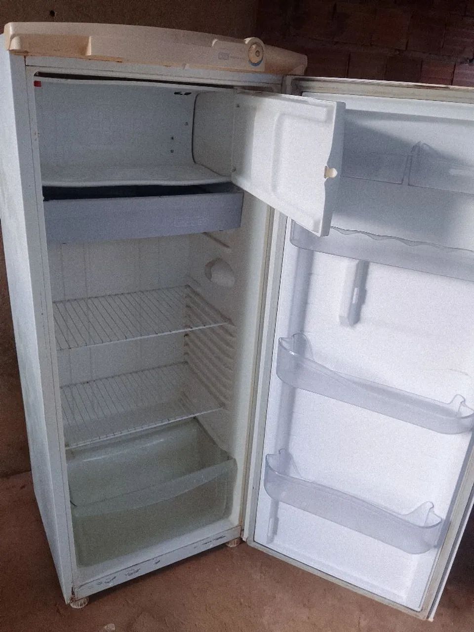 Vendo geladeira funcionando perfeitamente  - Foto 5