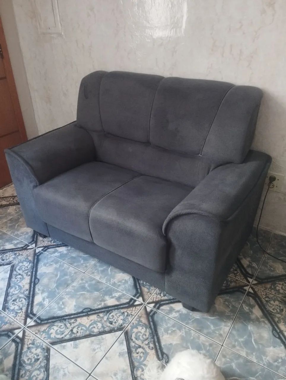 SOFA 2 LUGARES SUEDE NA COR CINZA