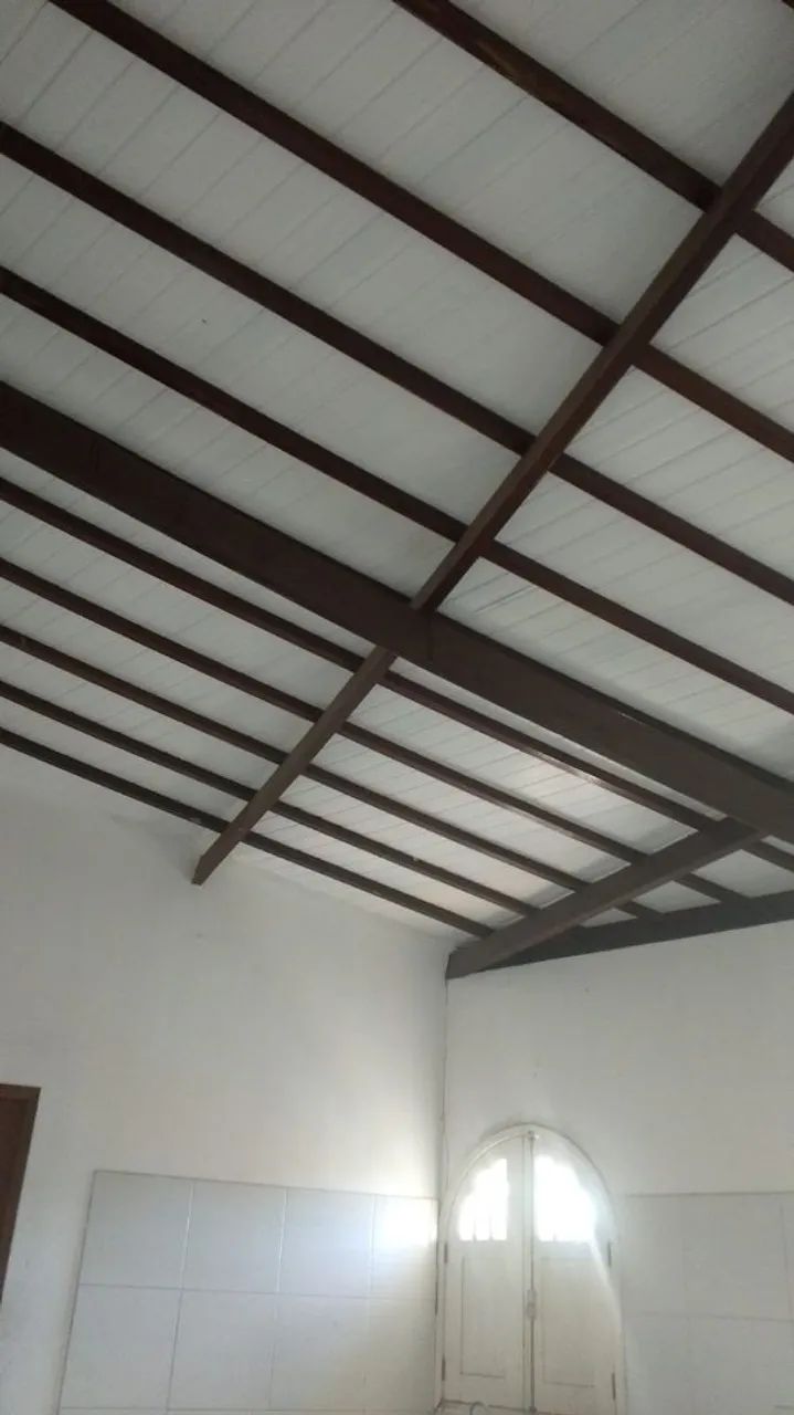 Aluga se uma casa no pavimento superior com - Foto 2