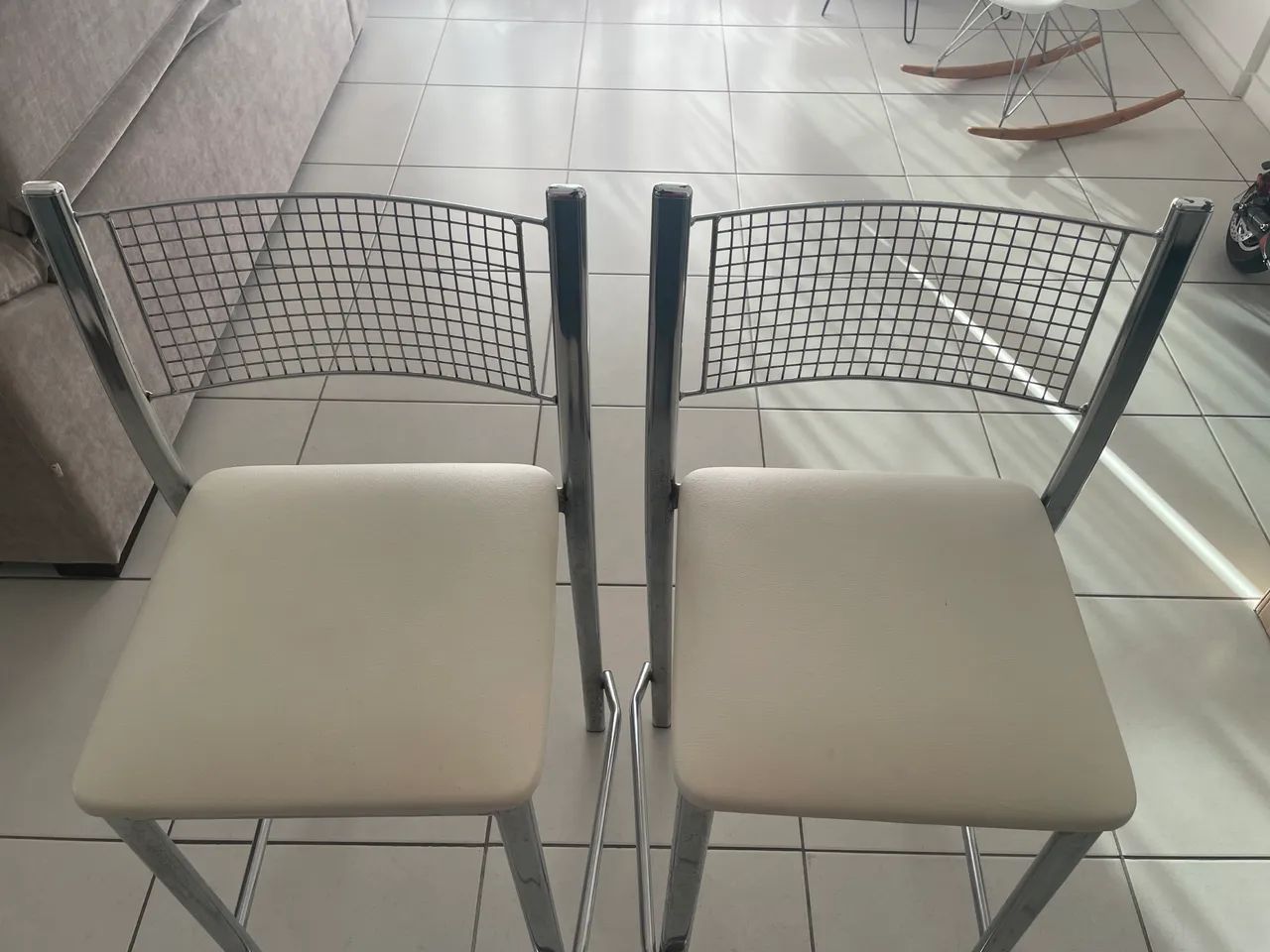 Kit com 2 Banquetas Estofadas Brancas - Foto 2
