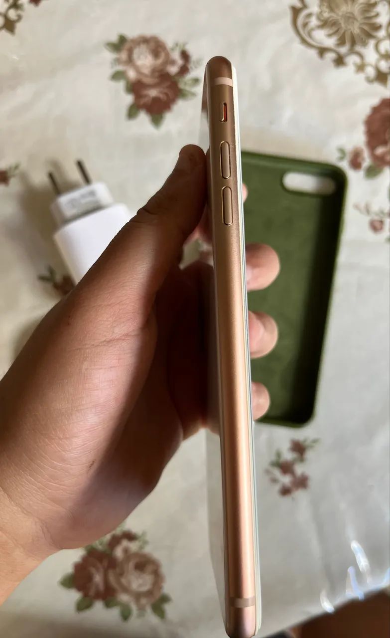 iPhone8Plus ゴールド　256GB iPhone 8 Plus 256gb - Celulares e Smartphones - Cruzeiro do Anil