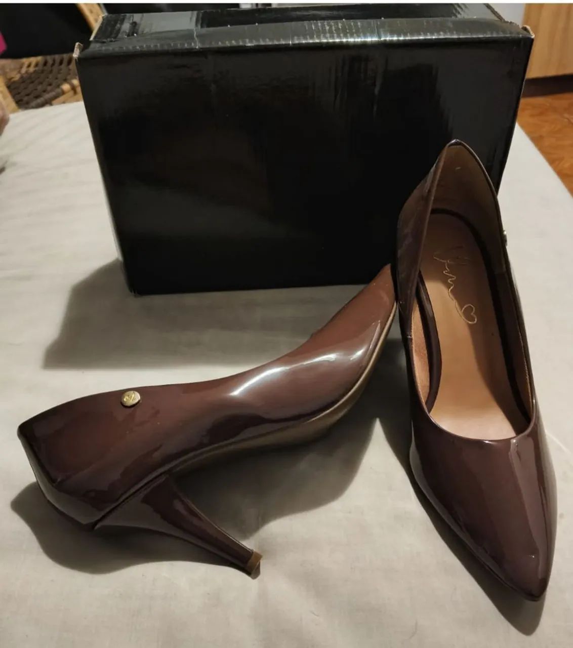 Scarpin 38 branco e marrom novos