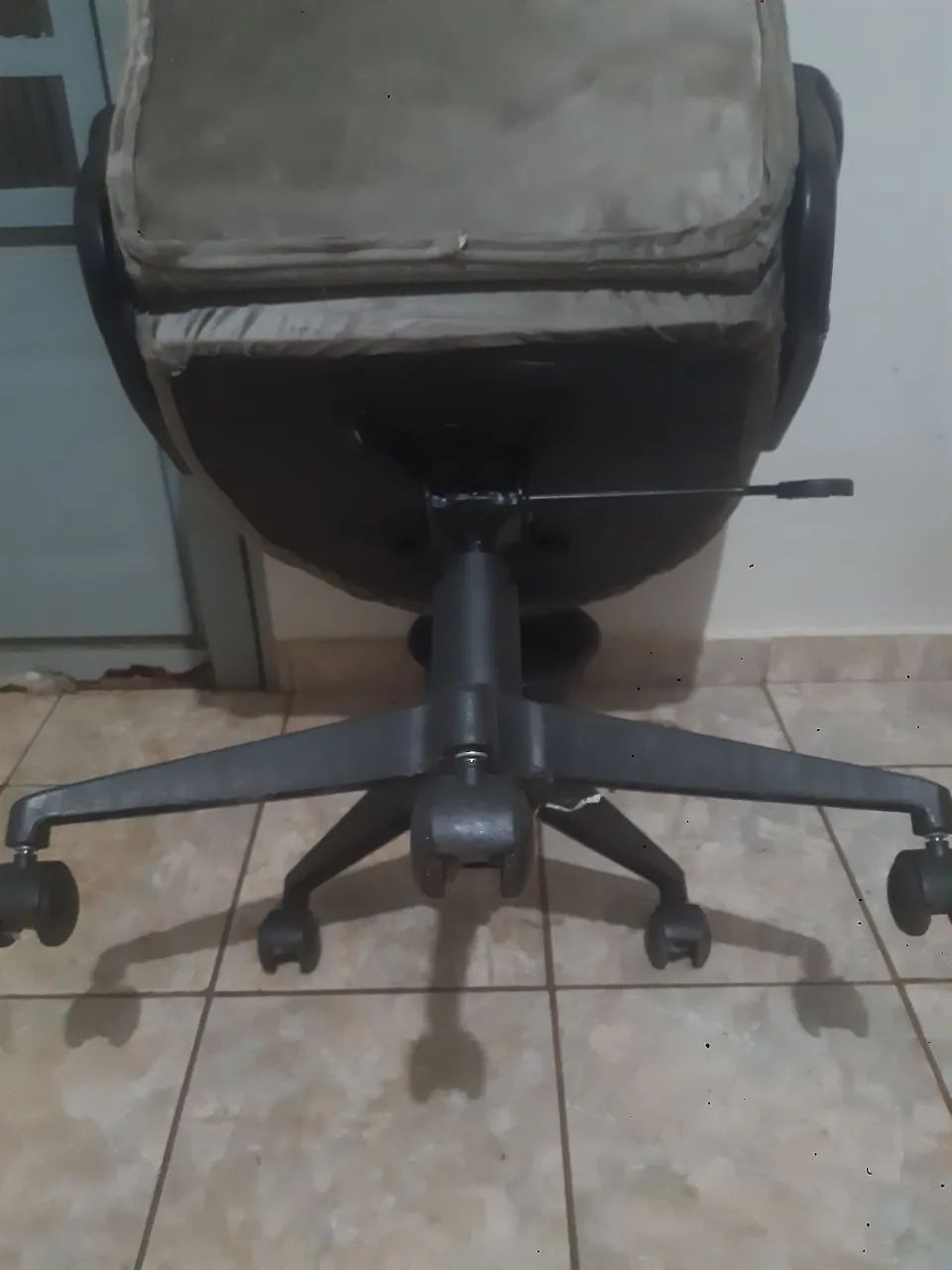 Cadeira de escritório barata RS 99.00 retirar vila Planalto  - Foto 3