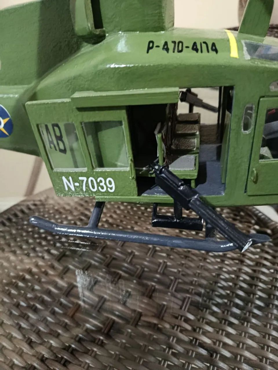 Helicóptero decorativo miniatura artesanal 