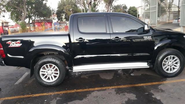 Vendo ou troco Hilux SRV 3.0 2014/2015 automática preta - Foto 4