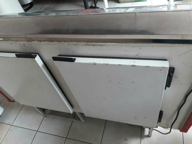 VENDO BALCÃO VITRINE REFRIG VIDRO CURVO, cor Branco com detalhes em vermelho! APROVEITE! - Foto 3