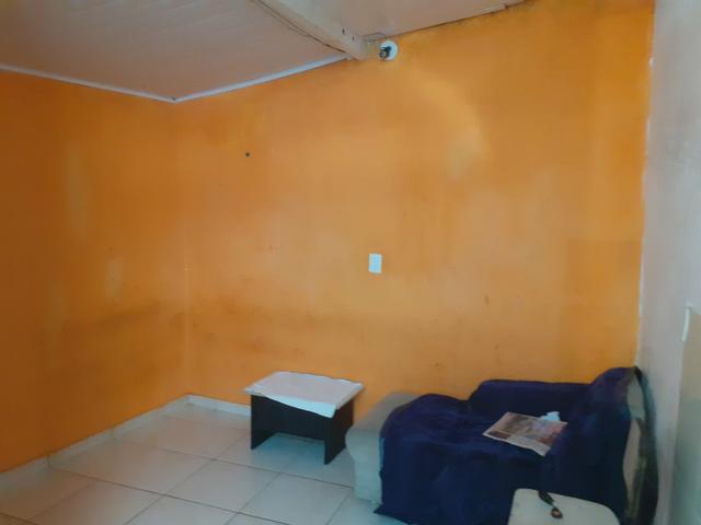 Casa em área livre um comodo com banheiro. - Foto 2