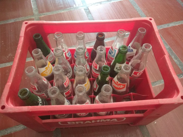 Garrafas de refrigerantes antigas com a caixa - Foto 4
