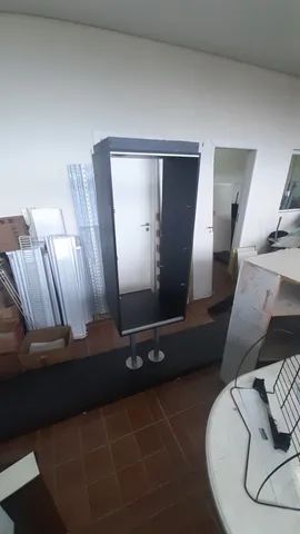 Kit Expositor Vitrine de Loja Iluminada com Porta de Vidro e Tablado Preto Ótimo Estado !! - Foto 2