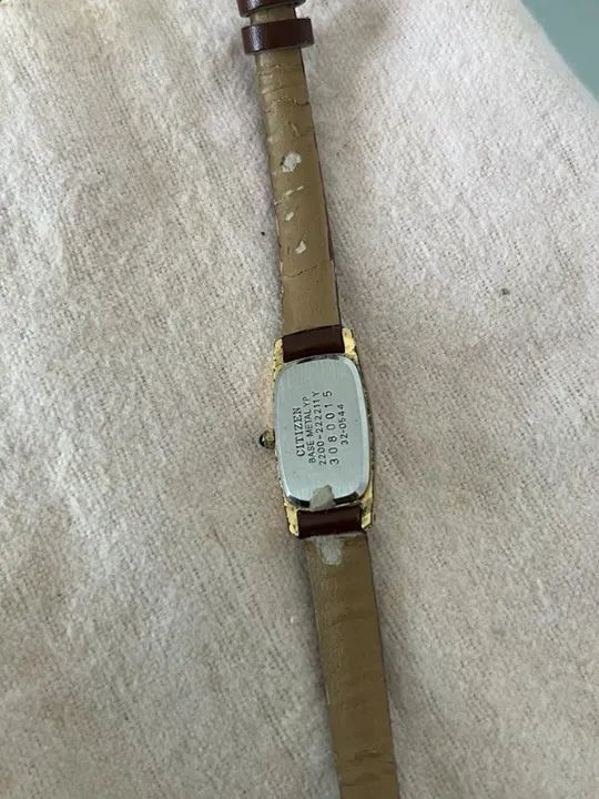 Relógio Feminino Citizen retangular dourado (pulseira bem desgastada)= R$ 185,00 - Foto 4