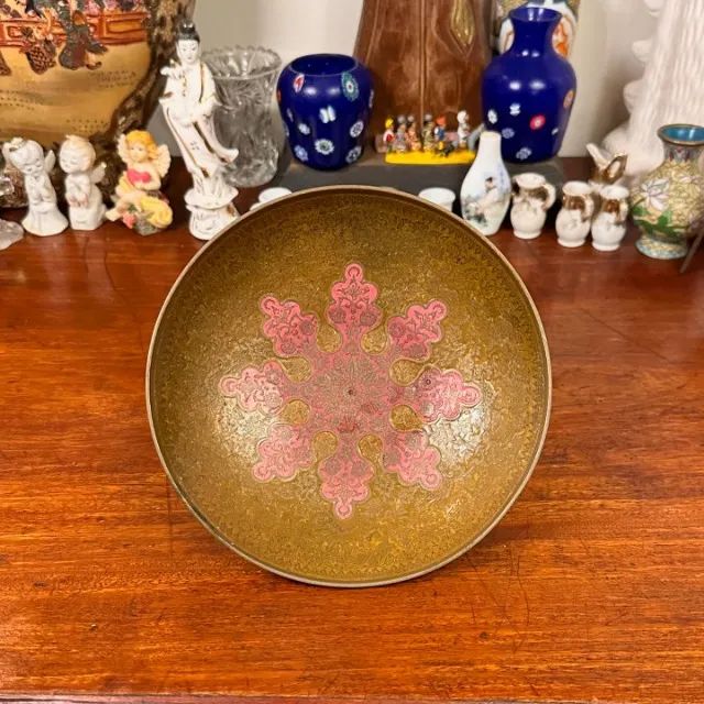 Pequena tigela asiática em metal.