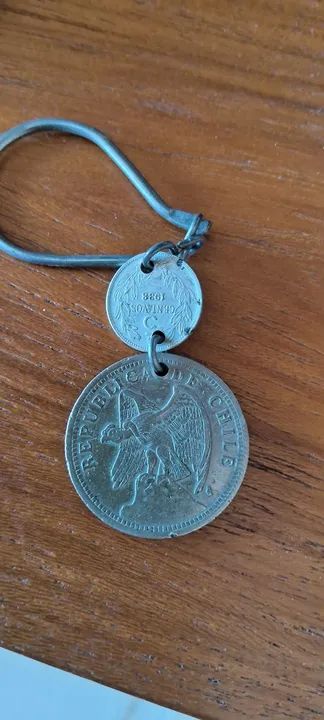 Chaveiro com moedas antigas do Chile - Foto 2