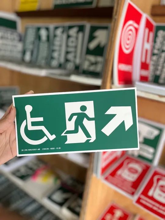 Placa de Sinalização Fotoluminescente: Saída de Emergência Acessível