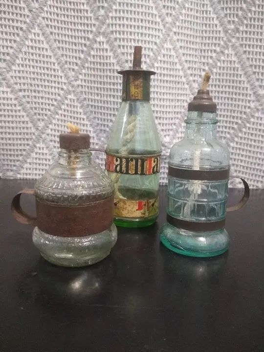 Três lamparinas antigas, de Vidro.