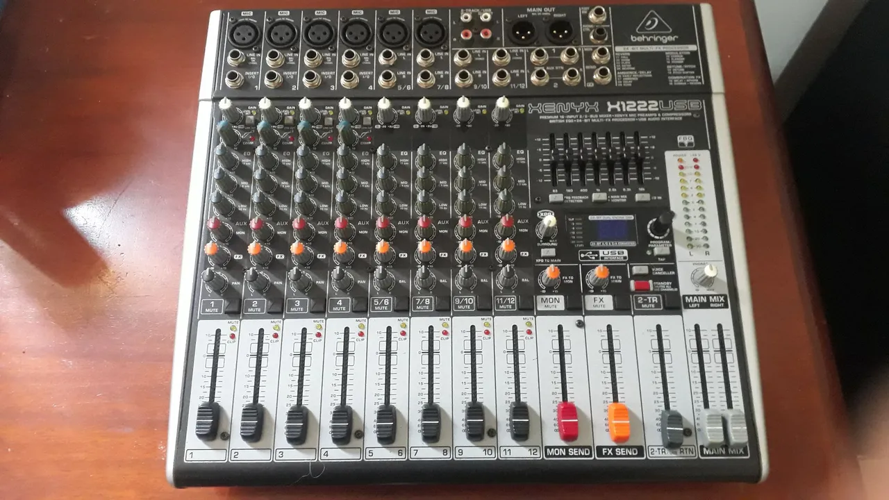 Mesa de Som Behringer Xenyx X1222USB 12 Canais