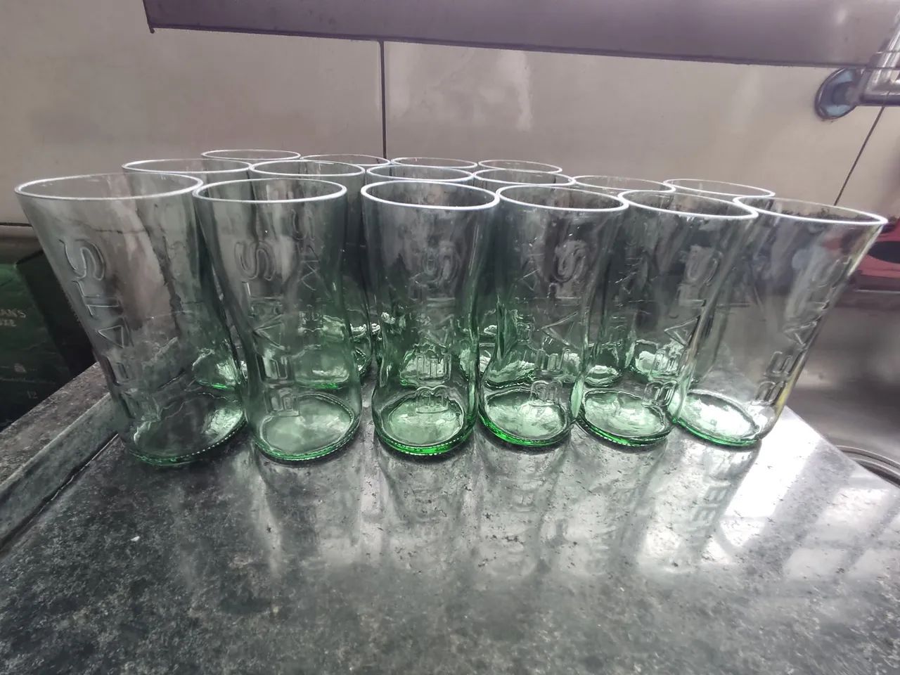 Jogo de 6 copos de garrafa verdes Skol Beats  - Foto 2