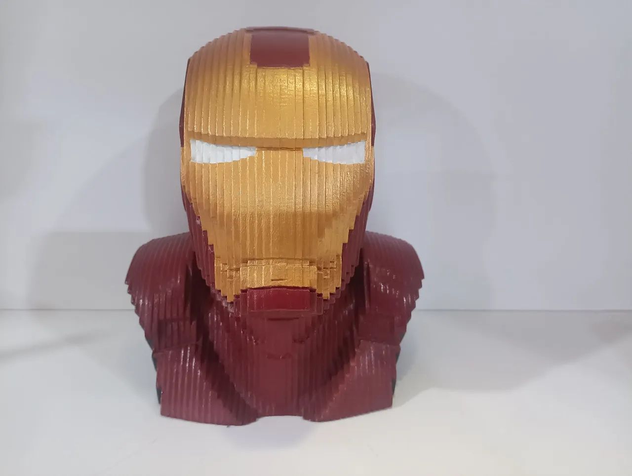 Escultura do Homem de Ferro em madeira 