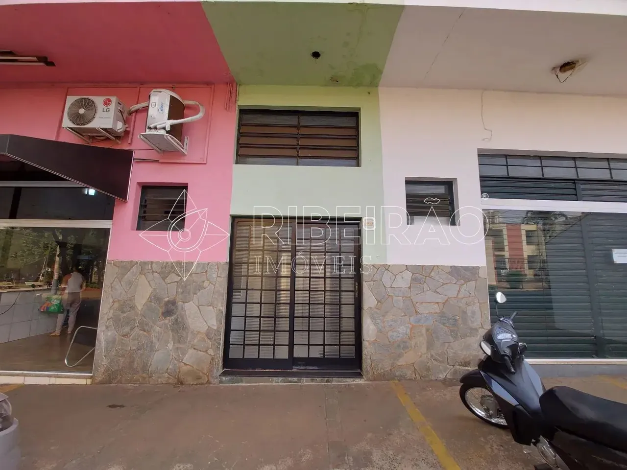 Sala Comercial de 46m² para Locação na Rua Chile