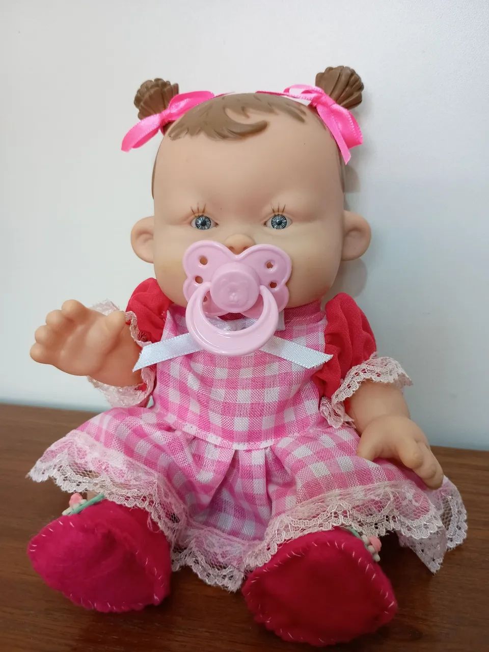 Boneca Bebê com Chupeta e Vestido Rosa - Foto 2