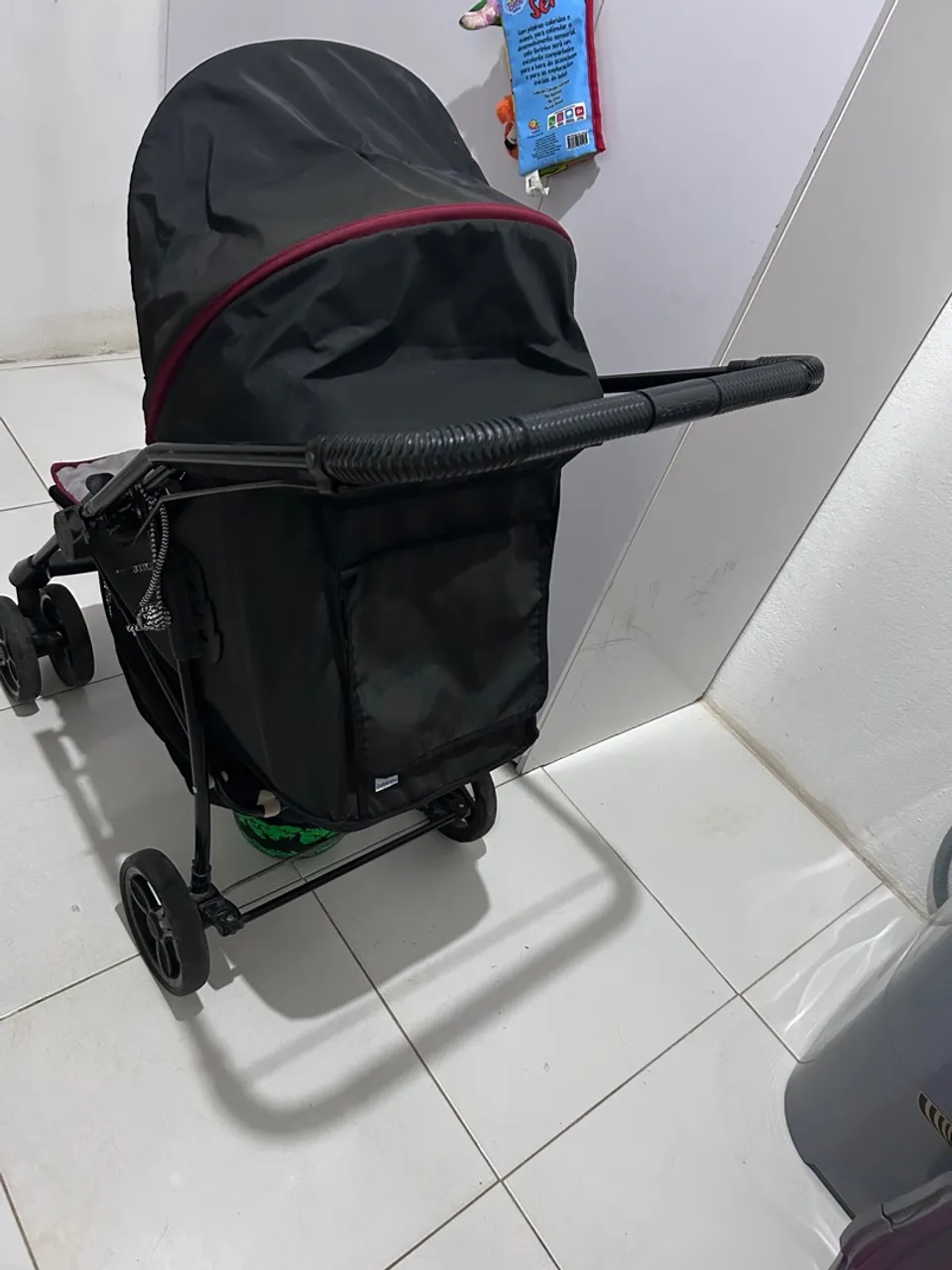 Carrinho de bebê com design moderno e confortável