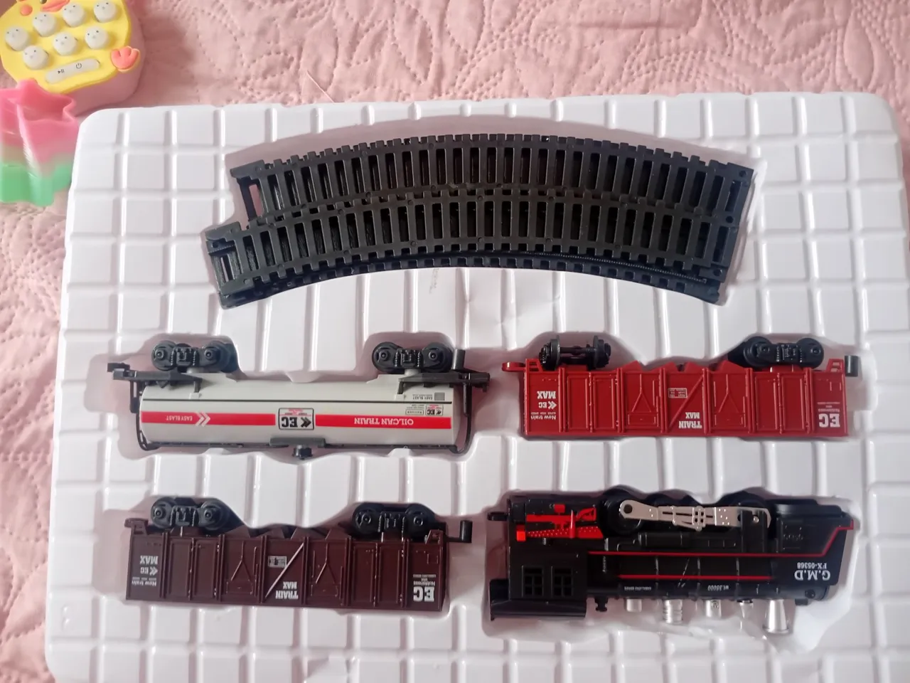 Trem de brinquedo completo com trilhos