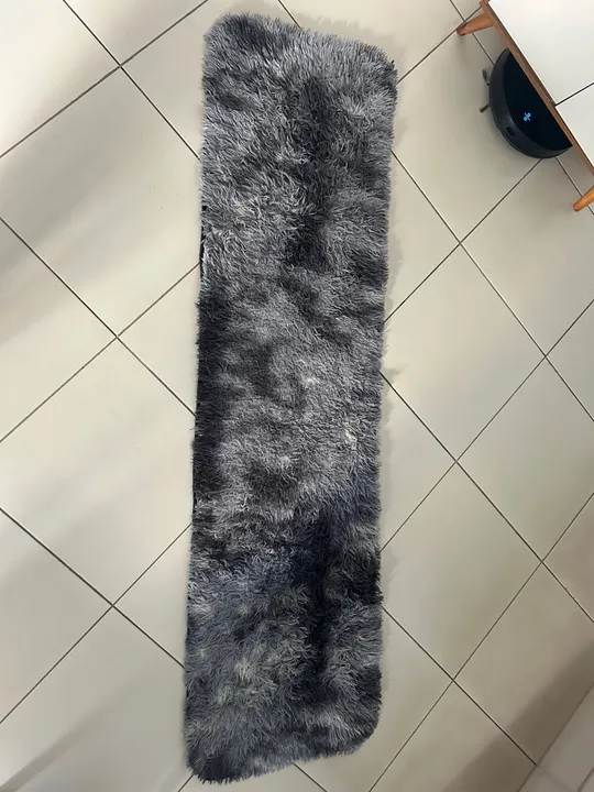 Tapete de pelo cinza mescla para quarto