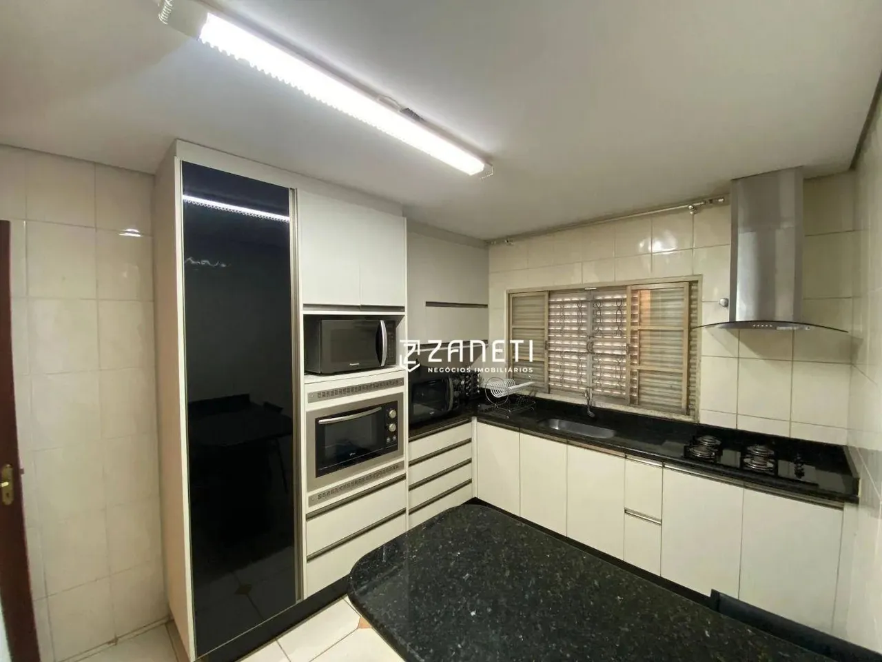 Sobrado com 3 dormitórios para alugar, 110 m² por R$ 3.300,00/mês - Lago Juliana - Londrin