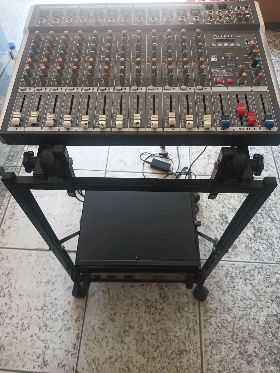 Mesa de som mais gabinete e duas potência para retirar no local - Foto 5