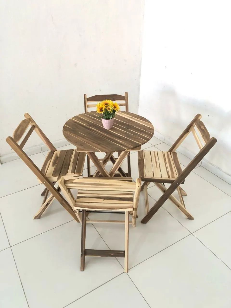 Conjunto de mesa e cadeiras de madeira - Foto 3