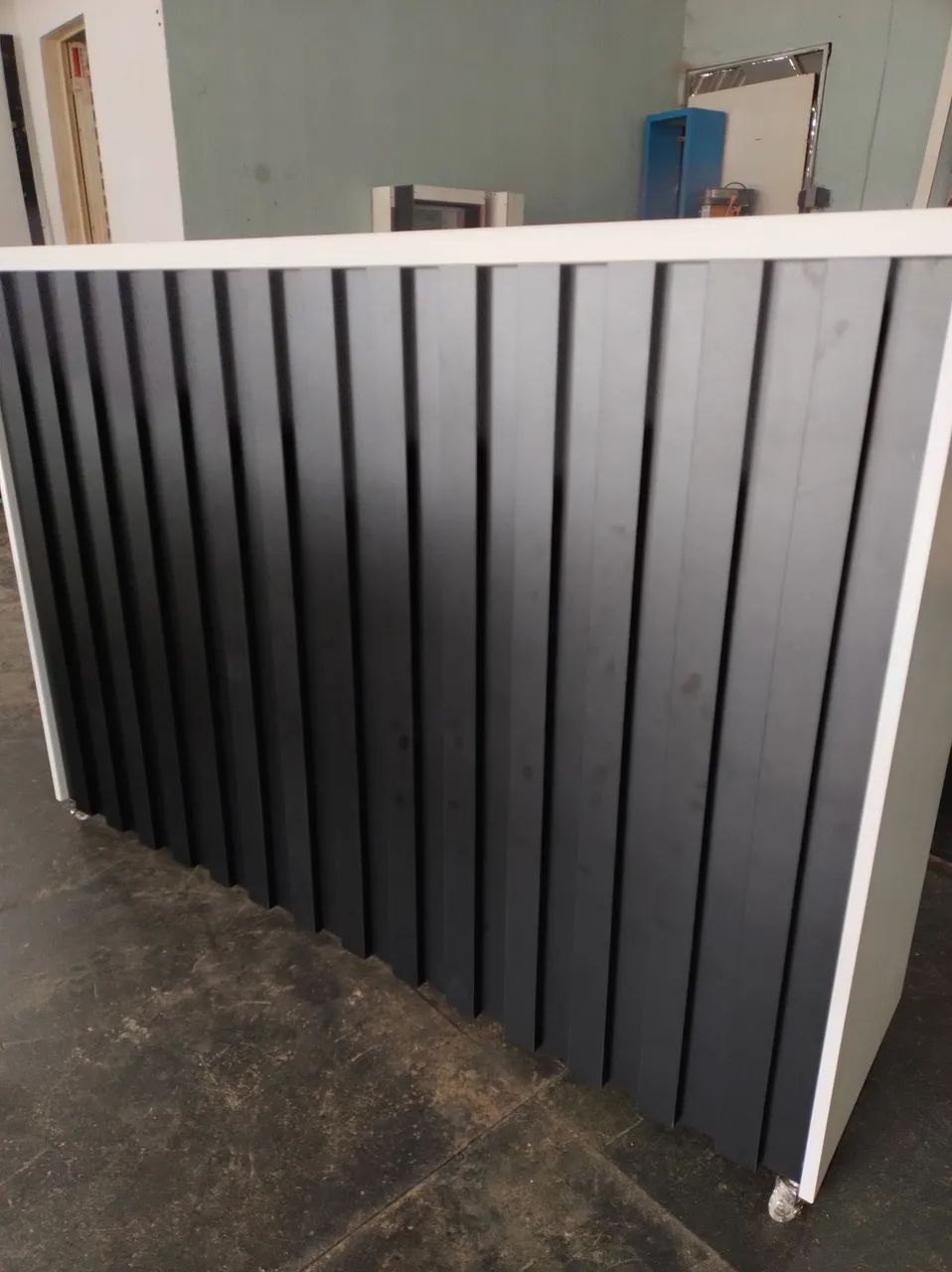 Balcão branco com ripado preto/'/caixa/atendimento  - Foto 2