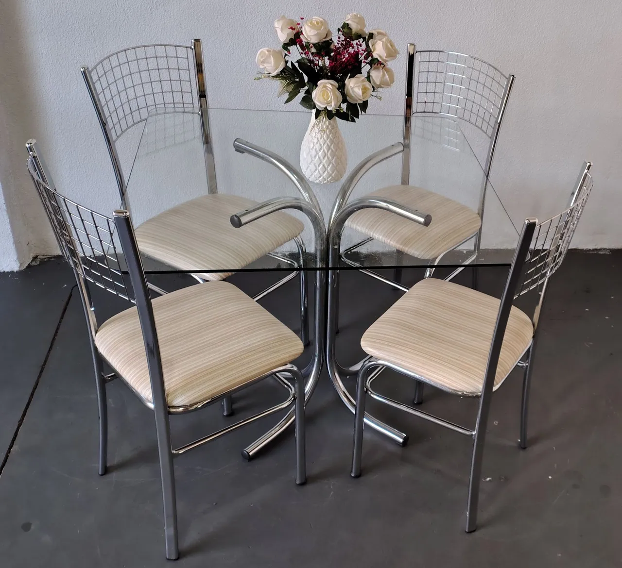 Conjunto Mesa de Jantar 4 Cadeiras - Vidro e Metal