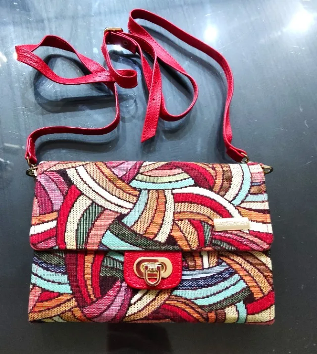 Bolsa Carteira Costance exótica com estampa