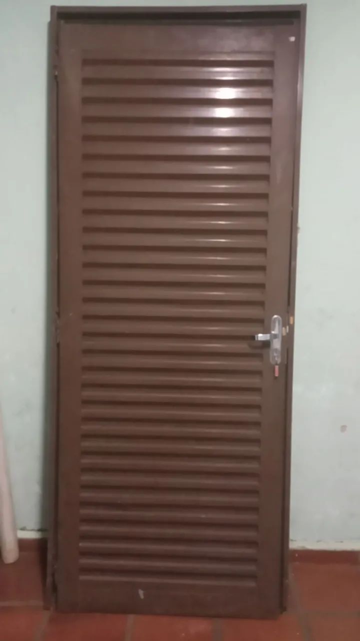 Porta de ferro com batente r chaves