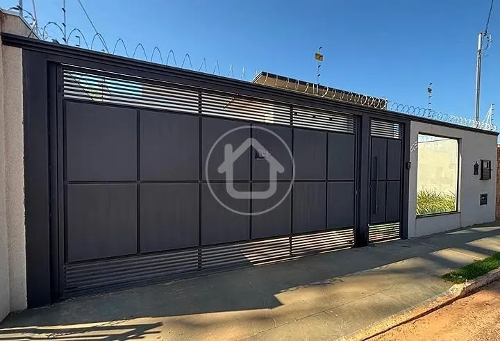 CASA RICA EM ARMARIOS E VIDROS TEMPERADOS