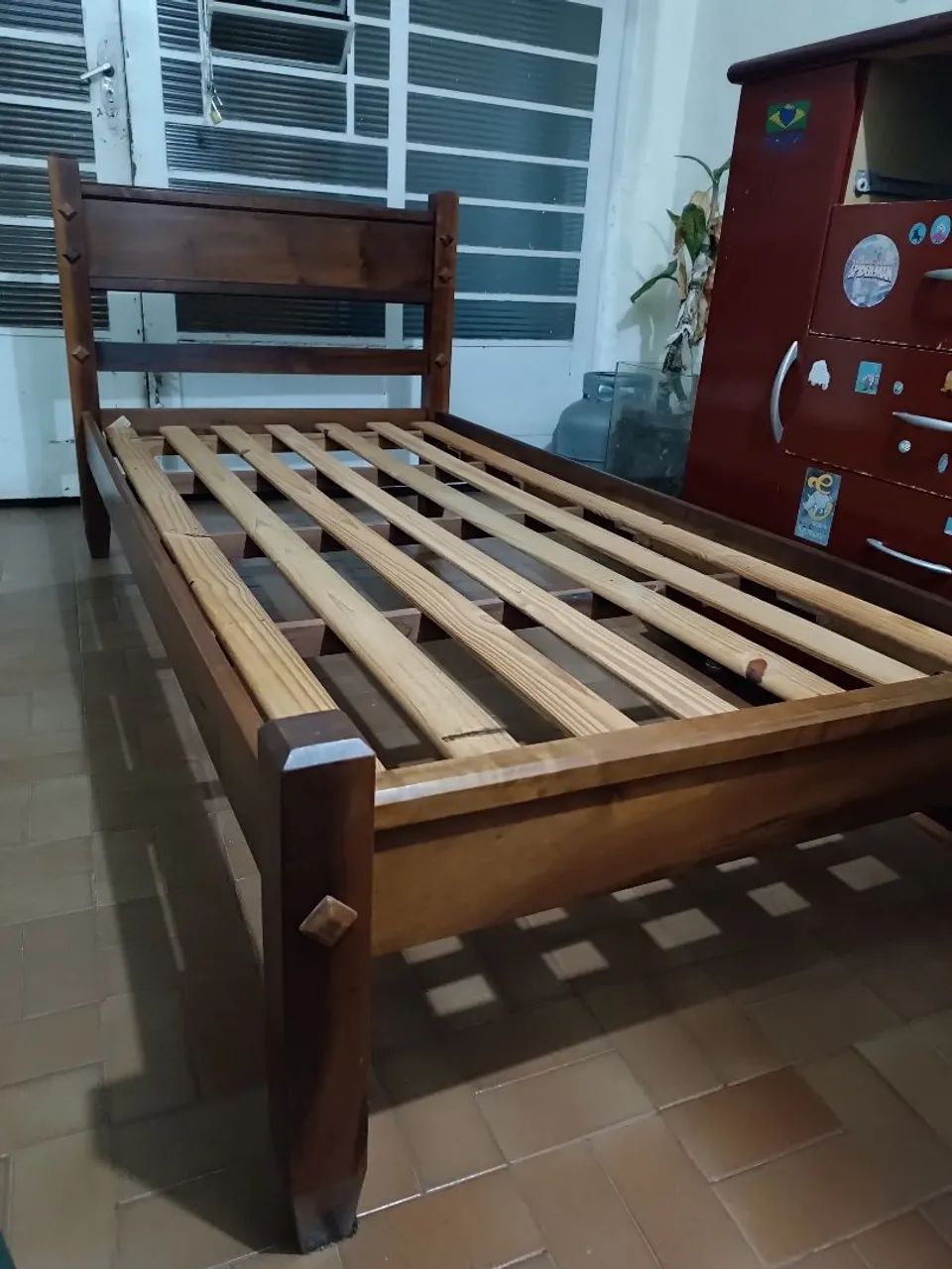 Cama de solteiro madeira maciça 