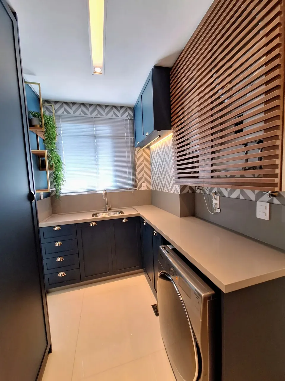 SUPER LUXO... 4 SUÍTES, 6 BWC, 3 VAGAS, 01 apto por andar, vista mar, finamente mobiliado
