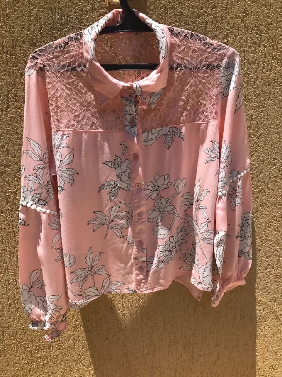 Camisa Rosa Com Flores Brancas E Renda - Foto 2