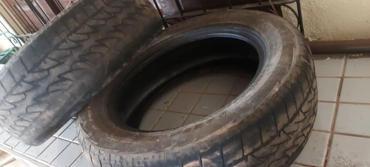 Dois pneus usados 205/60 R16 Bridgestone - Foto 4